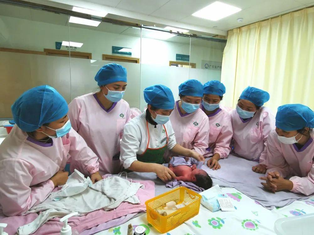 德保县妇婴监护型护送